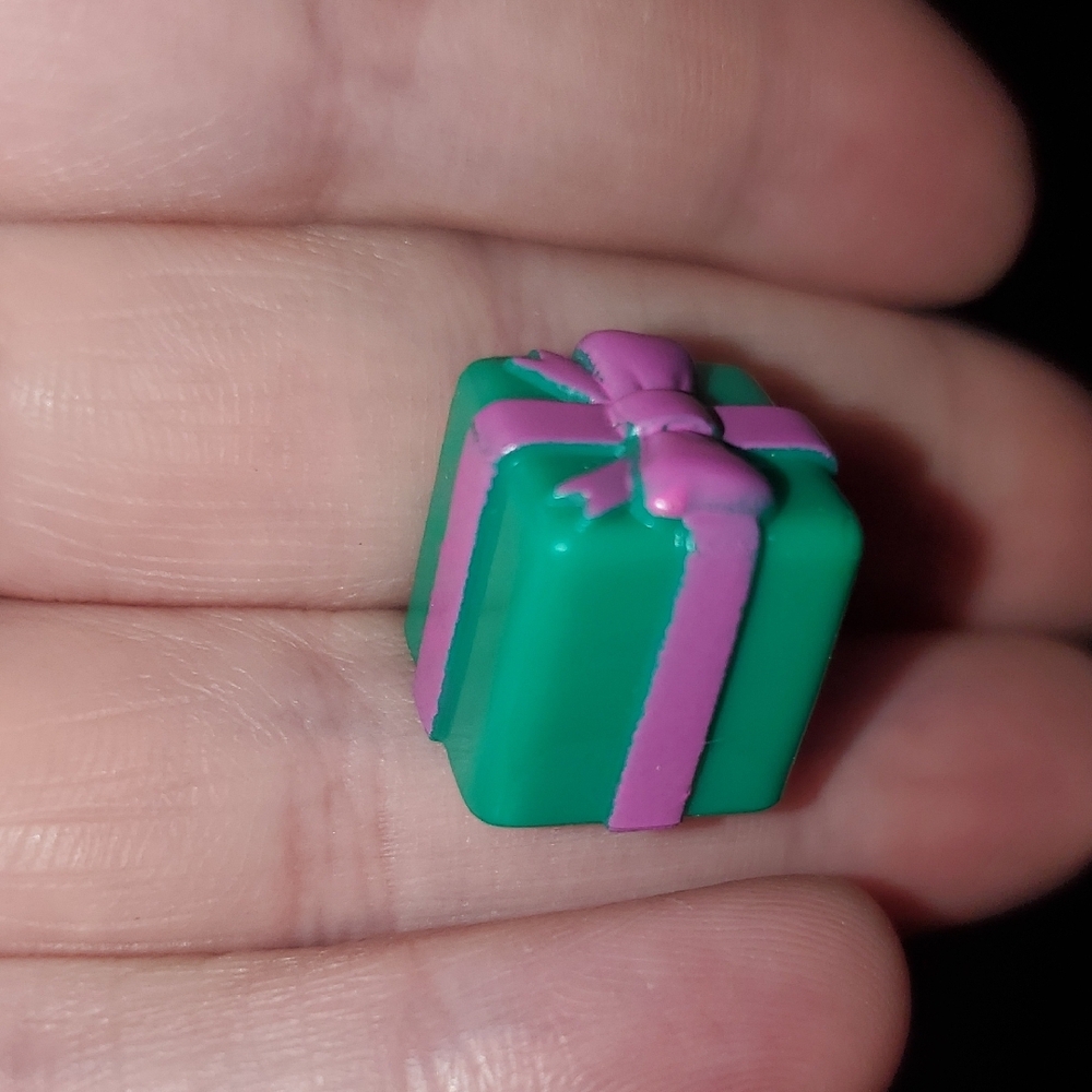 ❤️‍🔥10/$10❤️‍🔥 Mini Green & Purple Gift Box Present Toy